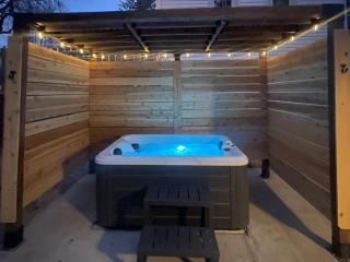 Modern Lux King Suite, cozy Hot tub & Central Omaha! - Omaha - 4