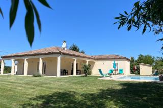Family getaway modern comfort and laughter by the pool - - 5