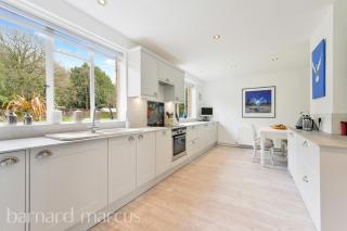 Designer Cottage with Parking - Esher Surrey - Pass the Keys - 5