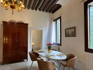 Campo San Polo Canal View Apartment - Venice - 4