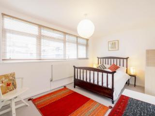 3-Bedroom Duplex w Private Patio in Shoreditch - Pass the Keys - 6