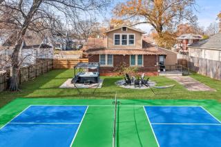 Pickleball Court Ev Power Dock Hot Tub Pool Table - Memphis - 0