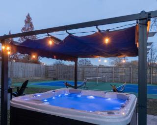 Pickleball Court Ev Power Dock Hot Tub Pool Table - Memphis - 4