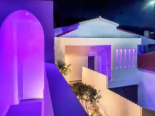 2 bedroom Family Suite with Jacuzzi - 1 minute walk from the beach - 4
