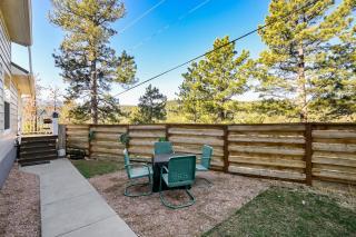 Tiny Home with Mountain Views BBQ & Family Perks - 7