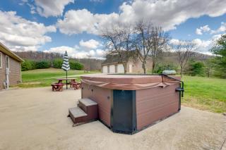 Game Room and On-Site Pond Laurelville Retreat! - Laurelville - 0