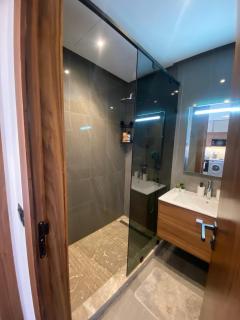 Central Luxury Apartment with Fast Fiber WiFi, Panoramic Balcony & Free Parking in Casablanca CFC Casa Finnance City - Casablanca - 7
