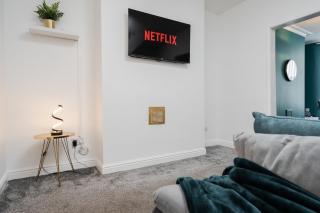 Entire 2 Bedroom Apartment-Free Parking & Super fast Internet - Sleeps 6 - Birkenhead - 3