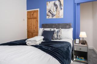 Entire 2 Bedroom Apartment-Free Parking & Super fast Internet - Sleeps 6 - 1