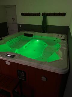 Logement spacieux avec jacuzzi - Le Bourgeat - 8