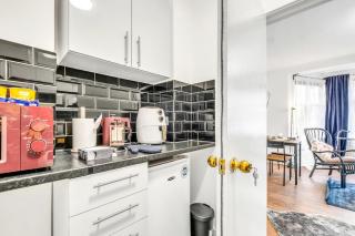 Travellers Base, Free Parking, Snacks, Coffee & Toiletries, Wembley Stadium, Flat 1B - Colindale - 1