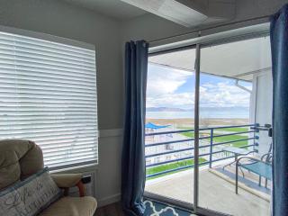 Inn Building Condo 203, Remolded with Lake View - Garden City - 6