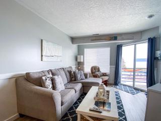 Inn Building Condo 203, Remolded with Lake View - Garden City - 4