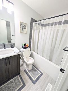 Edith Gate Luxe Bedroom 1 Homestay - Calgary - 9