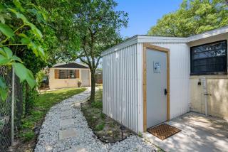 Tiny Home Near USF and Downtown! Patio, Fast Wi-fi - Tampa - 9