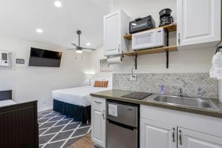 Tiny Home Near USF and Downtown! Patio, Fast Wi-fi - Tampa - 2