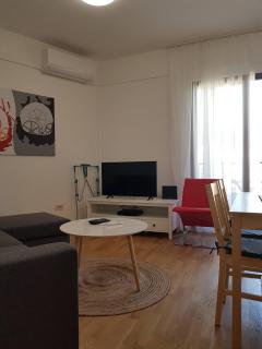 Charming Budva Apartment with City Mountain Views - Budva - 9