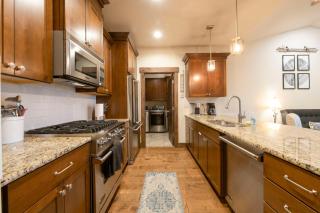 Luxury home minutes to Jordanelle with balcony, BBQ, firepit, hot tub, hiking and biking nearby - Heber City - 1