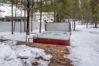 3 bed 2 bath Cabin Pet Friendly Hot Tub Sunriver Home - 6