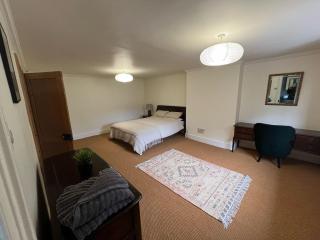 8 Bedroom Retreat in Rural Kent Village Share Save - 3