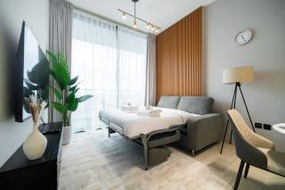 SettlerHomes - Chic JVC Cityview Near Heart of Dubai - 2