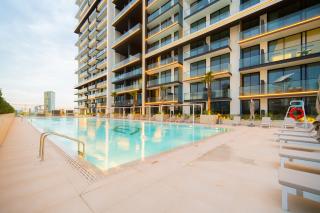 SettlerHomes - Chic JVC Cityview Near Heart of Dubai - 9