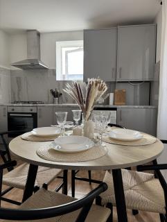 Bright & Spacious 3BR Flat near South Ealing Station - Brentford - 0