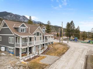 Radiant Retreat -Spacious Home - Heart of Radium! - 6