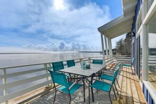Decks and Views Waterfront Shelton Home - Shelton - 0