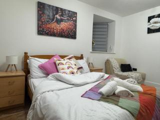 Contemporary 2 bed house with Parking - West Thurrock - 1