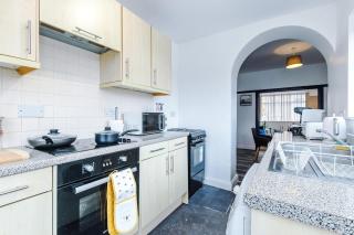 Charming 2 Bed House, Sleeps 6, Pet friendly, Contractors welcome - 2