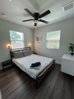 Serenity Bungalow Near Armature Works & Riverwalk - 5