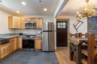 Mountain Cabin wHot Tub & Washer Dryer - 3