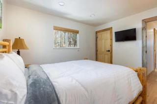 Mountain Cabin wHot Tub & Washer Dryer - 1