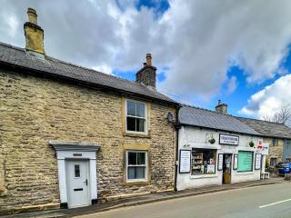 Bourne Cottage, Cozy 3 Bed Haven, Sleeps 7, Pets Stay Free, Central Stay, Xbox Fun - 1