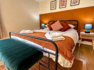 Bourne Cottage - Elegant 3-Bedroom Retreat, Sleeps for 7 Guests, Pet-Friendly, Xbox Series S & Games - Castleton - 2