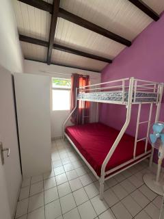 Jolie maison saisonnière en Guadeloupe de 160m2 disposant de 4 chambres 2 toilettes une grande véranda et terrasse - Vieux-Fort - 8