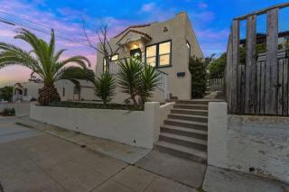 Cozy Ocean Beach Bungalow - 0