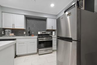 Stylish 2-Bedroom Apartment Near Toyota Center and Med Center - 9