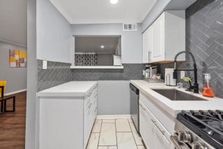 Stylish 2-Bedroom Apartment Near Toyota Center and Med Center - 6