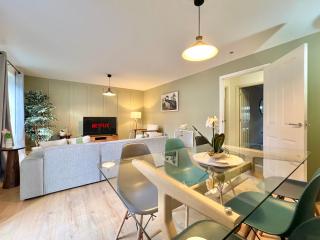Prime Windsor Location 3 Bedroom Apartment with Free Private Parking - 7