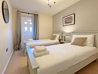 Prime Windsor Location 3 Bedroom Apartment with Free Private Parking - 2