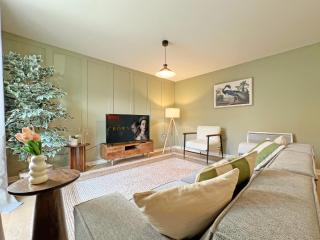 Prime Windsor Location 3 Bedroom Apartment with Free Private Parking - 9
