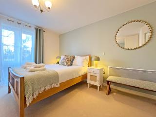 Prime Windsor Location 3 Bedroom Apartment with Free Private Parking - 6