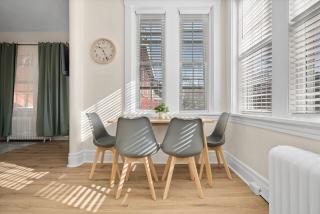 Charming Studio with Sun Room Sleeps 4 - 3