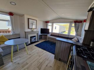 Sea Breeze Retreat 2 Bedroom Pet Friendly Caravan in Clarach Bay - Aberystwyth - 3