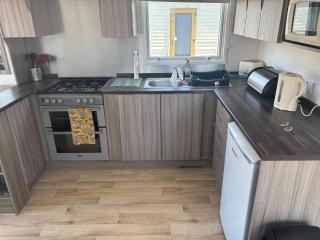 Sea Breeze Retreat 2 Bedroom Pet Friendly Caravan in Clarach Bay - Aberystwyth - 2