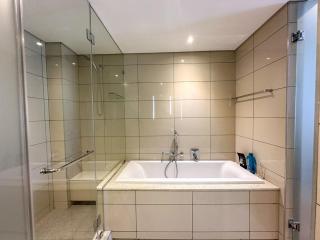 Luxury Apt in central Sandton No Load Shedding - 4