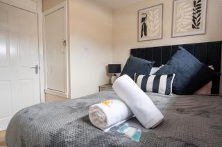 3 BDR House By Caledonia Luxe Stays Short Lets & Serviced Accommodation Grangemouth - 1