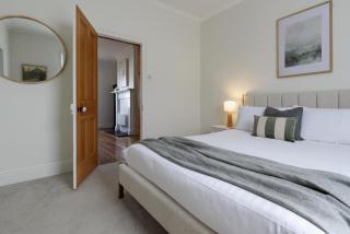 Charming 3-Bedroom Home with Sunroom & Parking - Kings Park - 4